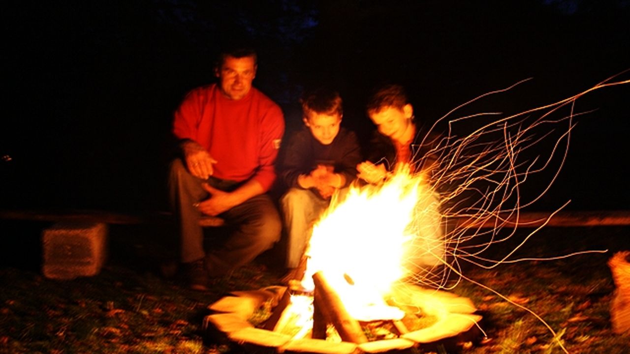 Abends am Lagerfeuer Abends am Lagerfeuer
